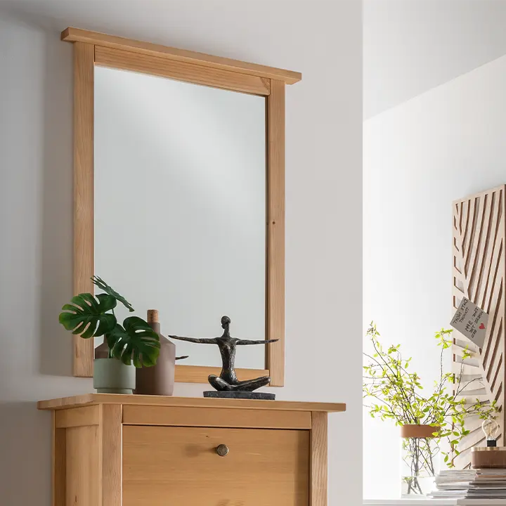 Spiegel mit hochwertigen Holzrahmen